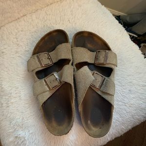 Brand:Birkenstock Size:39(fits 8-9) Color:Beige Shoe: Arizona soft bed women’s